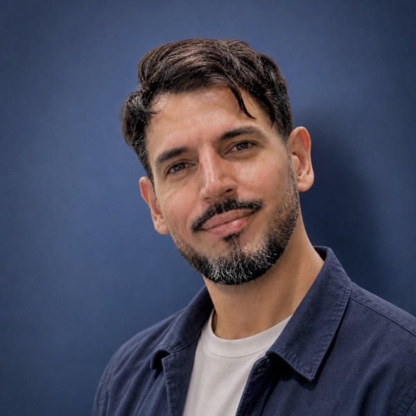 Joe G., éditeur de RenovIsolation, comparateur indépendant d'artisans RGE certifiés